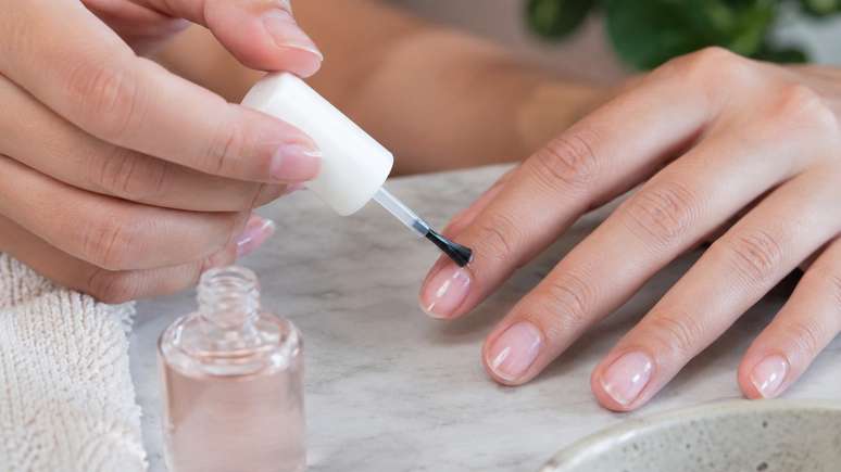 Unhas fr&aacute;geis podem sofrer antes mesmo da aplica&ccedil;&atilde;o do esmalte