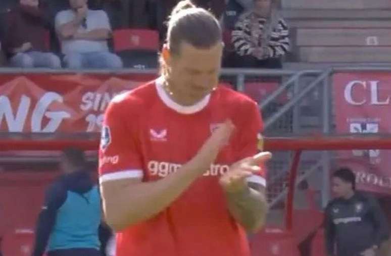 Weghorst, do Twente, tem ritual pr&eacute;-jogo que chama a aten&ccedil;&atilde;o &ndash;