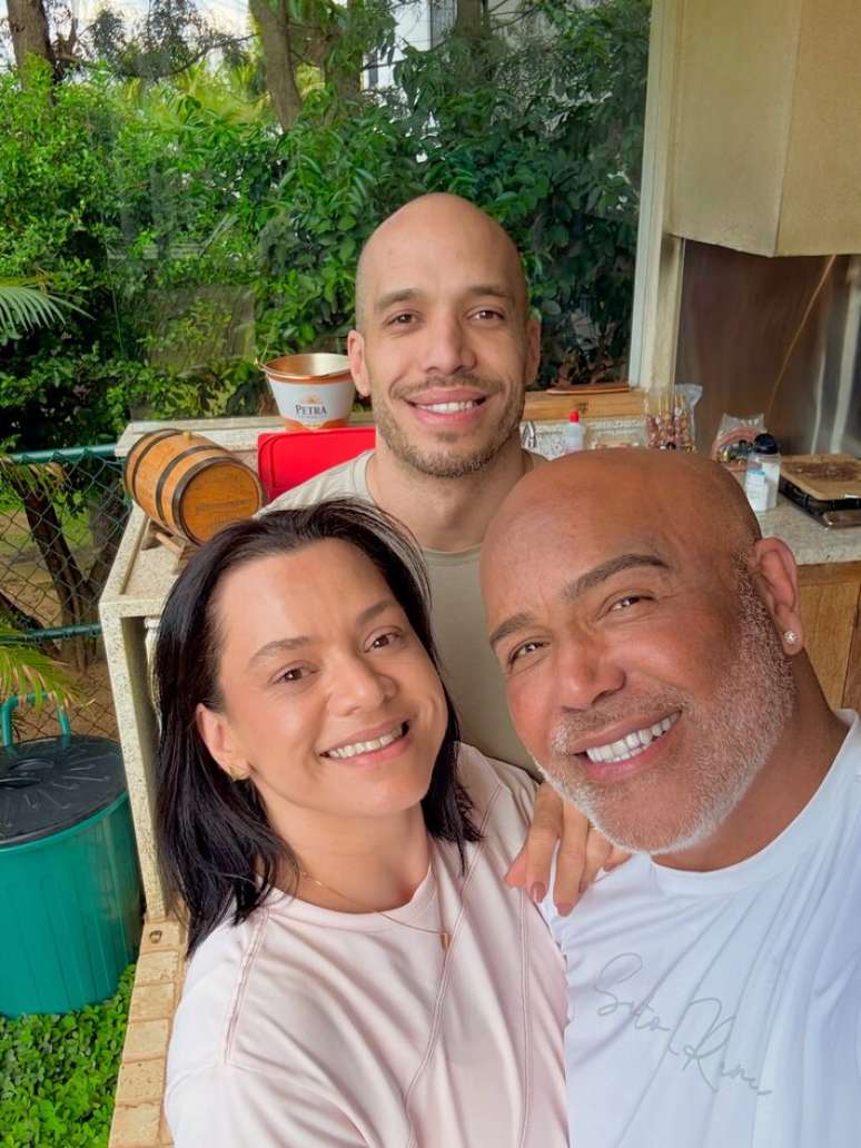 Rick ao lado dos filhos, M&ocirc;nica e Vitor.
