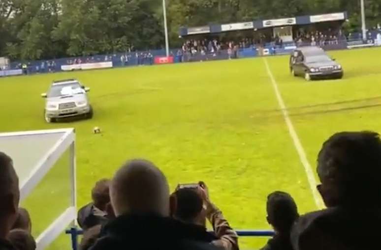 Criminosos usaram dois carros para invadir jogo de uma liga amadora na Inglaterra &ndash;