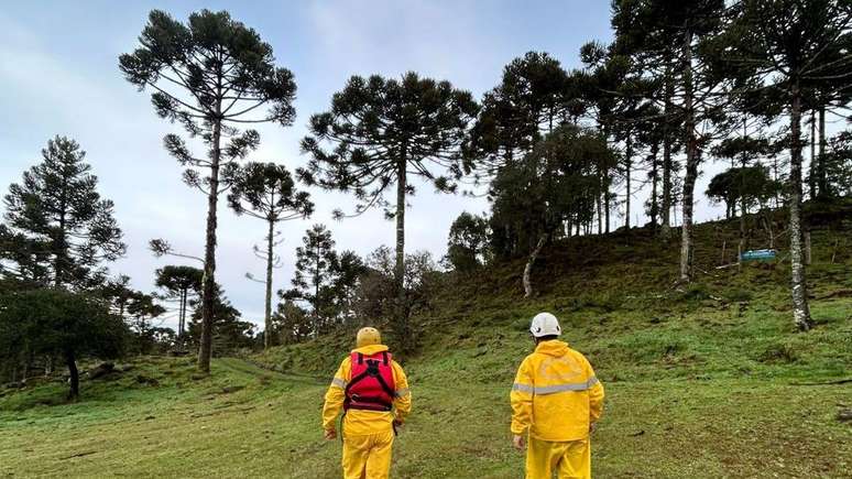 Bombeiros estavam desde a segunda nas buscas pelo helic&oacute;ptero desaparecido no qual estava o cantor Rick