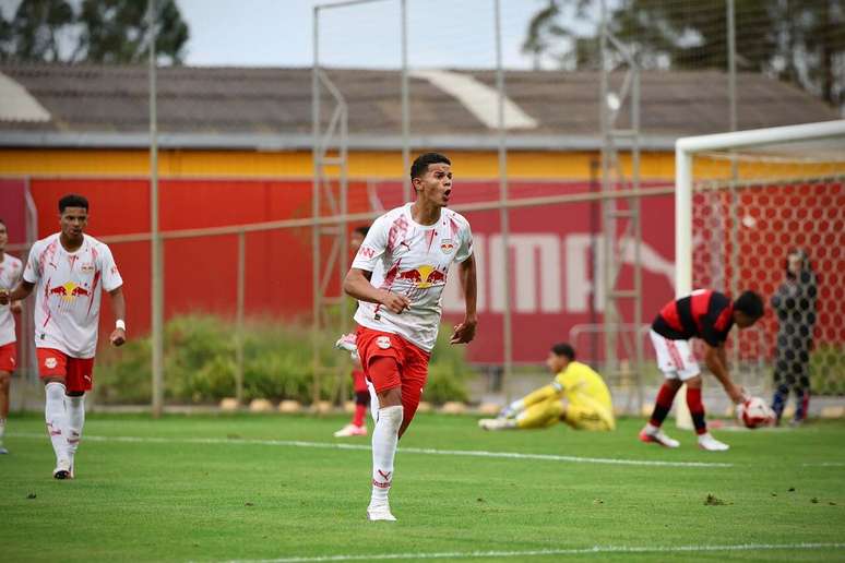 Reinaldo corre para o abra&ccedil;o ap&oacute;s marcar o primeiro gol do jogo &ndash;