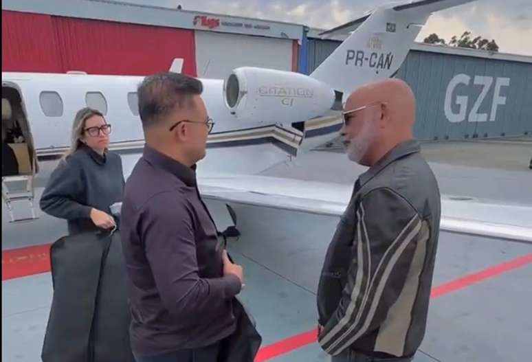 O empres&aacute;rio Bruno Avelar (E) e o cantor Rick momentos antes de embarcar no helic&oacute;ptero acidentado &ndash;