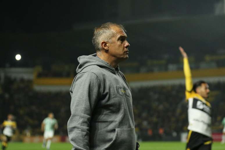 Eduardo Baptista durante jogo do Crici&uacute;ma na S&eacute;rie B &ndash;
