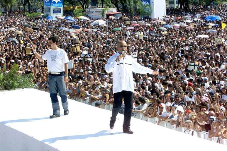 Rick (&agrave; direita) com Renner em show no primeiro Encontro Nacional pela Paz, no Rio, em 2001