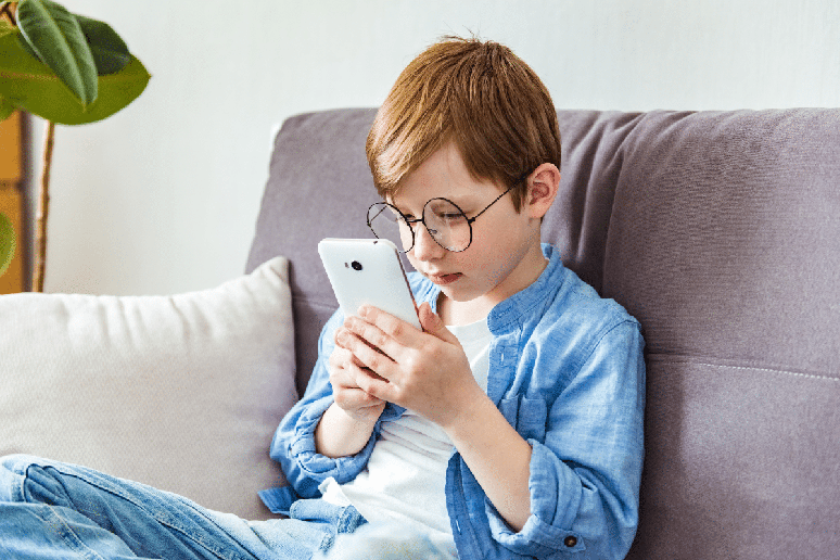 O uso excessivo de dispositivos eletr&ocirc;nicos pode estar associado &agrave; progress&atilde;o da miopia infantil 