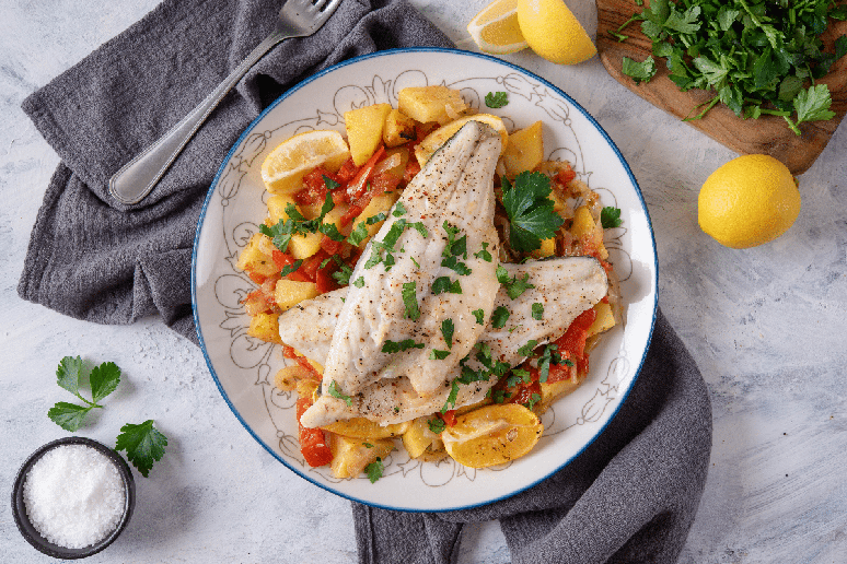 Til&aacute;pia assada com legumes 