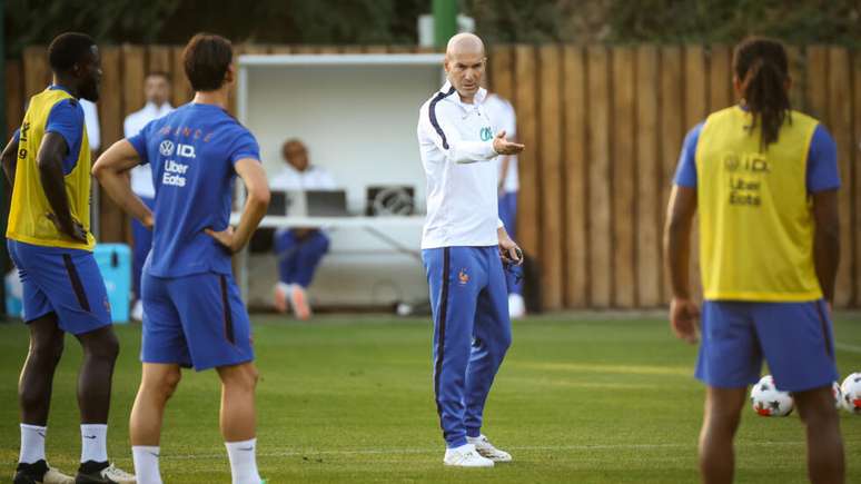 O novo treinador da sele&ccedil;&atilde;o francesa, Zinedine Zidane, com seus jogadores durante o primeiro treino desde que assumiu o cargo.