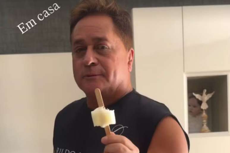 Leonardo comendo picol&eacute; e interagindo com a esposa