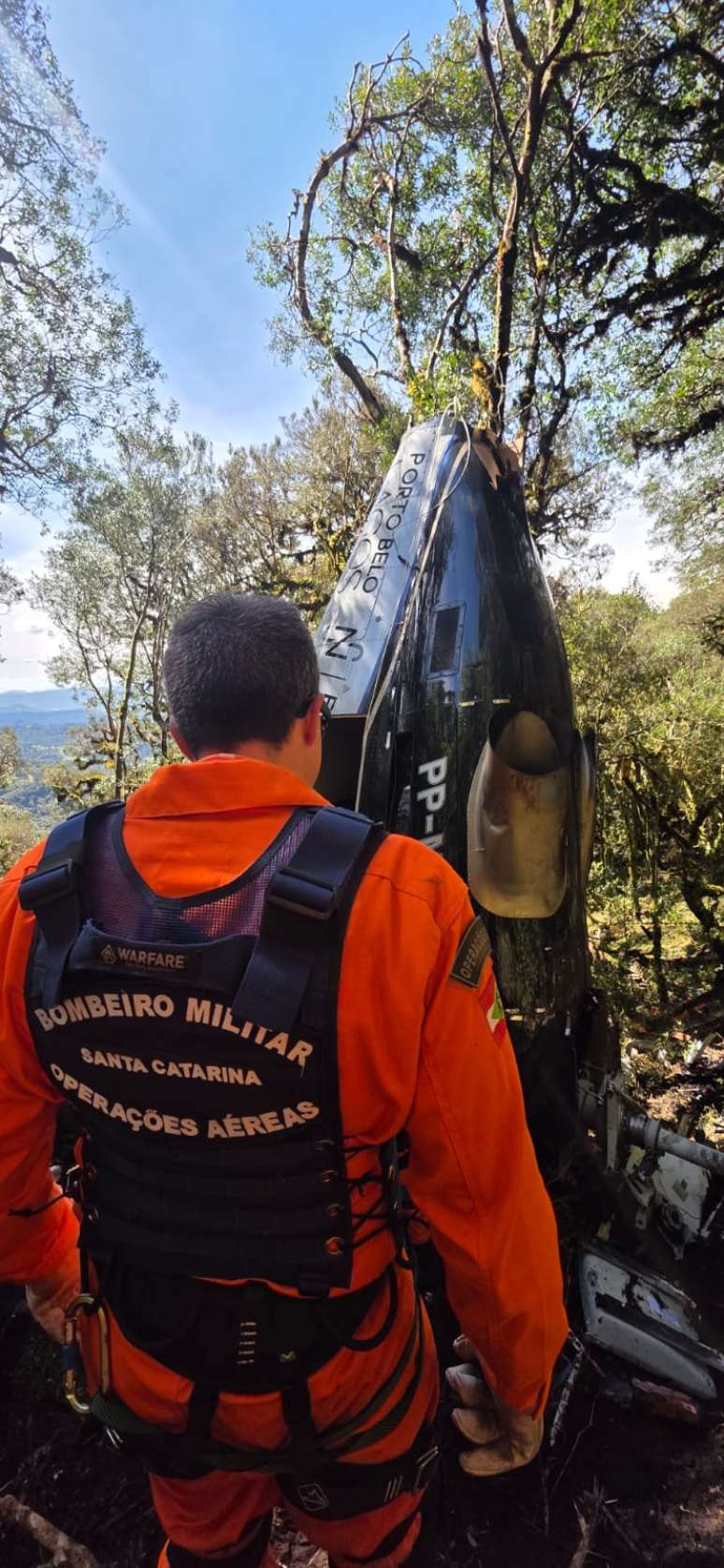 Bombeiros durante o resgate dos corpos de acidente de helic&oacute;ptero em SC