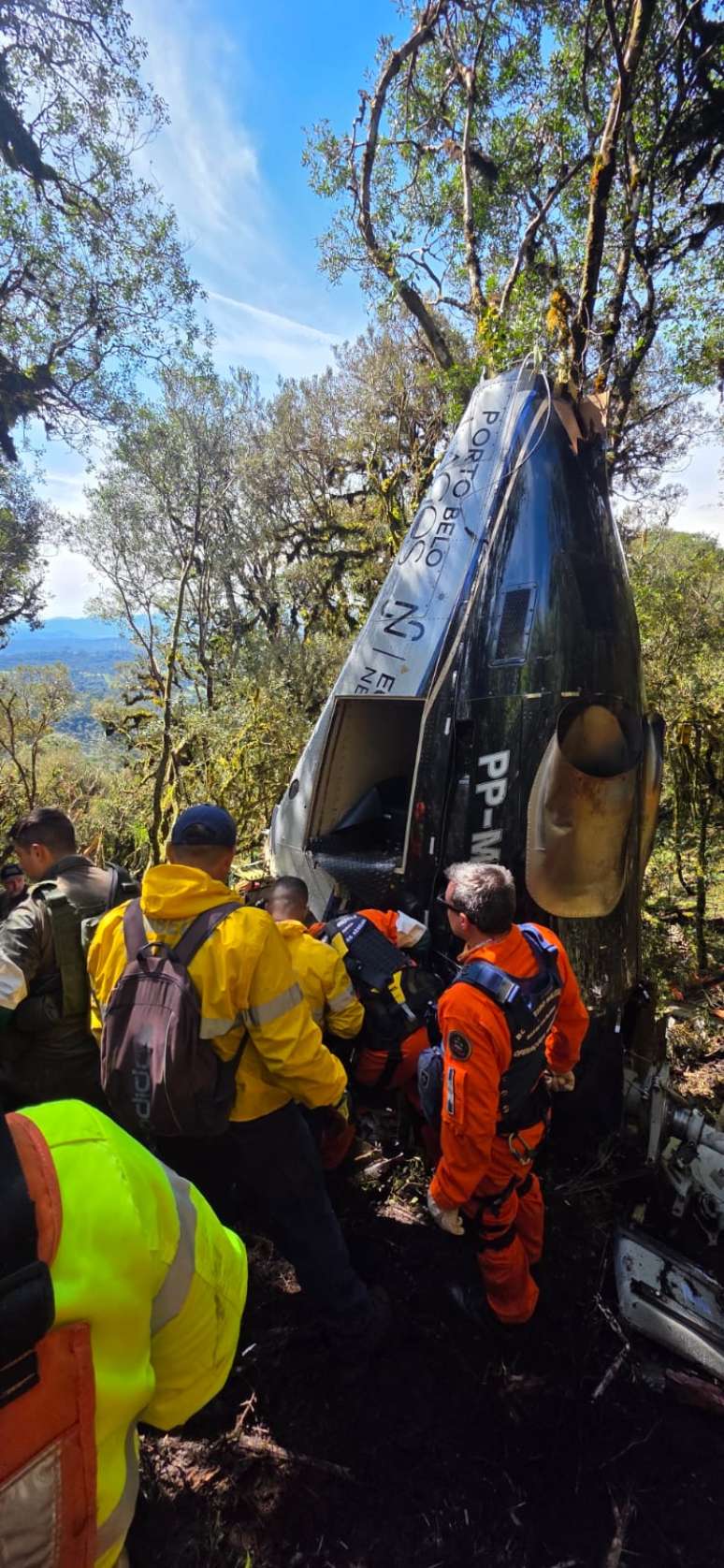 Bombeiros durante o resgate dos corpos de acidente de helic&oacute;ptero em SC