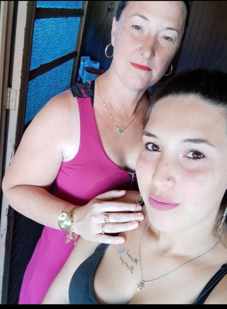 Micheli e a m&atilde;e, Teresinha, que foi assassinada em janeiro de 2022