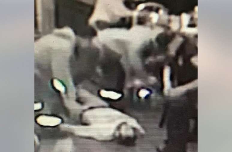 Imagens de c&acirc;mera de seguran&ccedil;a flagraram a overdose de Matt Lawrence em um bar &ndash;