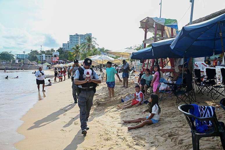 Os turistas em Acapulco foram alertados sobre as condi&ccedil;&otilde;es do mar e as poss&iacute;veis chuvas