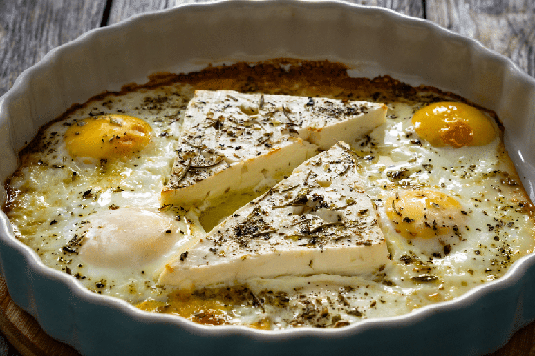 Ovos assados com queijo feta 