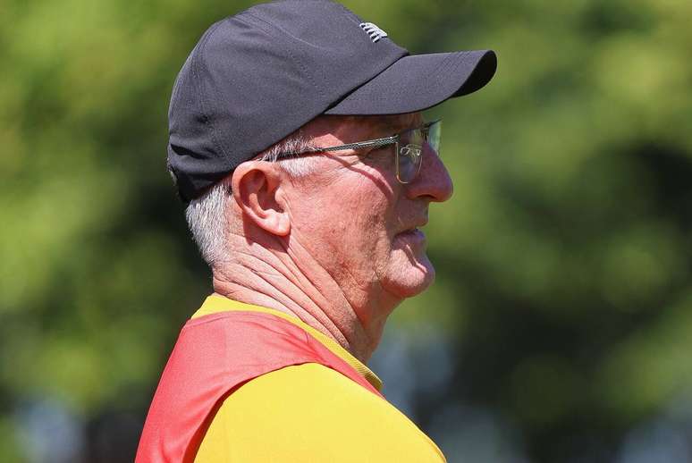 Dorival comandar&aacute; treino no campo nesta quinta-feira &ndash;
