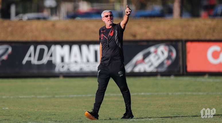 Odair Hellmnn durante treinamento do Athletico na temporada &ndash;