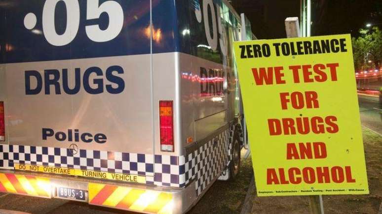 Blitz em Melbourne, na Austr&aacute;lia. A placa informa: 'Zero Toler&acirc;ncia: n&oacute;s fazemos testes de drogas e &aacute;lcool'