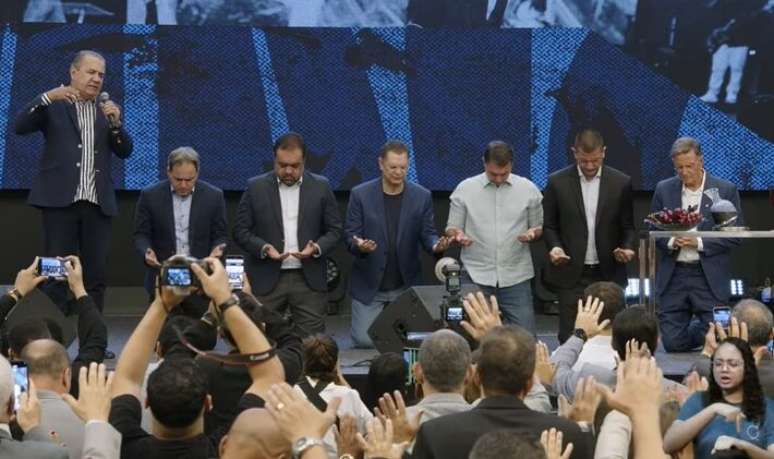 Fl&aacute;vio Bolsonaro recebe ben&ccedil;&atilde;o do pastor Silas Malafaia em culto neste domingo, 2