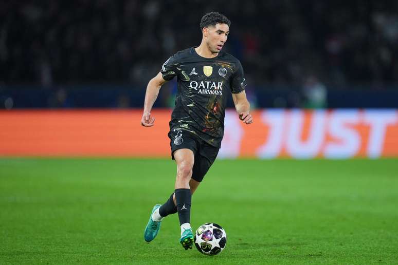 Hakimi em a&ccedil;&atilde;o com a camisa do Paris Saint-Germian &ndash;