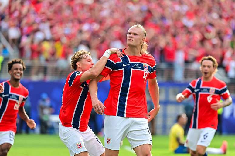 Erling Haaland, da Noruega, comemora gol com companheiros contra o Brasil pela Copa do Mundo