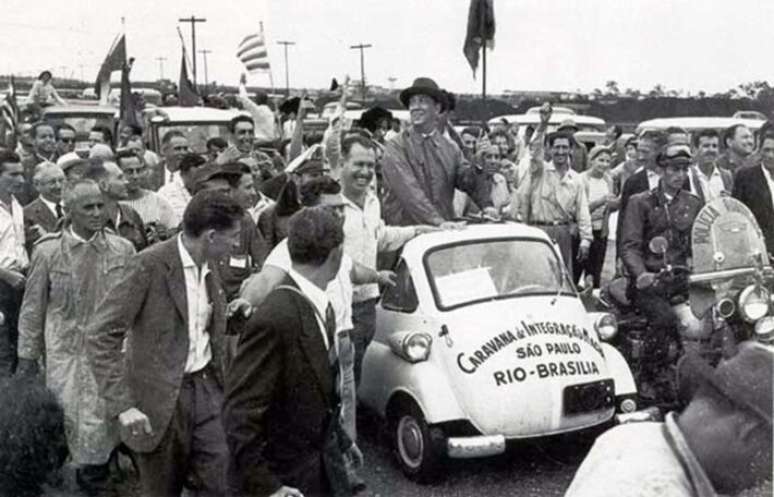 Presidente JK em um Romi-Isetta durante caravana da Integra&ccedil;&atilde;o Nacional