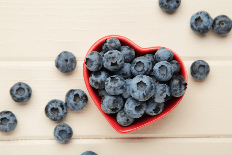 Ameixas, cranberries e mirtilos est&atilde;o entre os alimentos ricos em flavon&oacute;is 