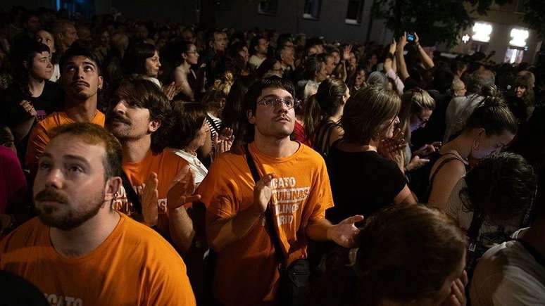 Manifestantes se reuniram j&aacute; na ter&ccedil;a-feira (22/9) em frente ao edif&iacute;cio, gritando em coro 'Maricarmen fica'