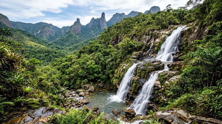 A cl&aacute;ssica Travessia Petr&oacute;polis-Teres&oacute;polis &eacute; uma jornada inesquec&iacute;vel de trinta quil&ocirc;metros por cristas escarpadas e vales profundos.
