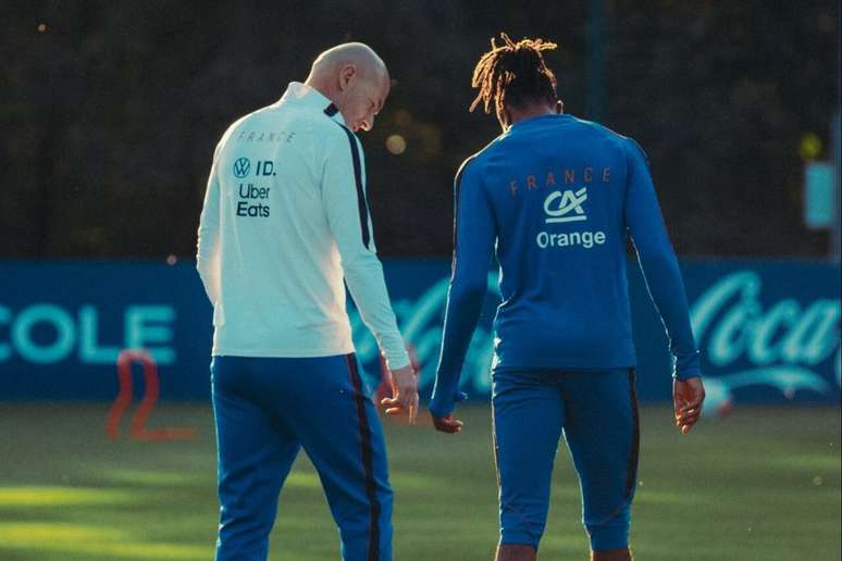 Zidane conversa com Olise durante treinamento da sele&ccedil;&atilde;o francesa &ndash;