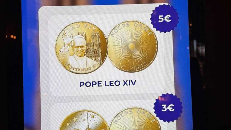 Moedas vendidas na igreja Notre-Dame de Paris para arrecadar fundos para a visita de Le&atilde;o XIV, em 24 de setembro de 2026.