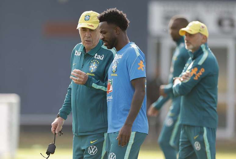 Ancelotti conversa com Vini Jr no treino da Sele&ccedil;&atilde;o Brasileira &ndash;