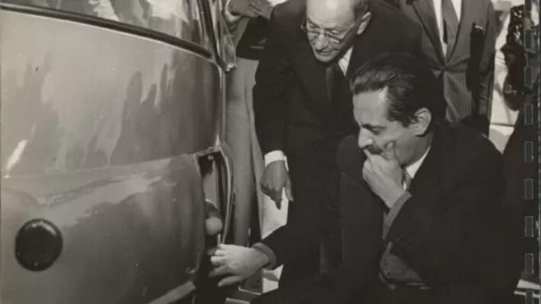 Romi-Isetta &eacute; apresentado ao governador de S&atilde;o Paulo, J&acirc;nio Quadros