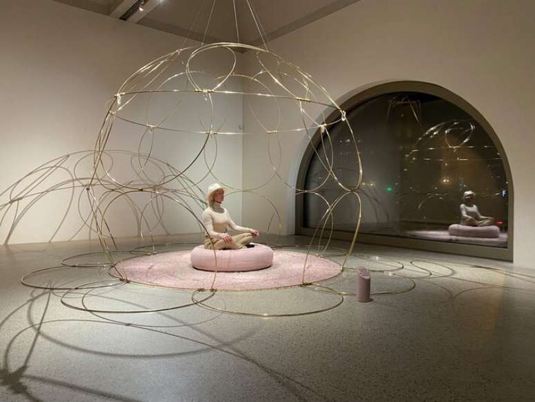 You Are Present II, de Janet Vollebregt, instala&ccedil;&atilde;o na exposi&ccedil;&atilde;o 'Que Afeto &eacute; Esse?', da 6&ordf; Mostra Contempor&acirc;neas Vivara.