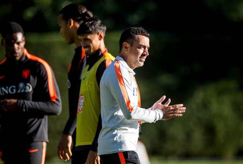 Xavi comanda treino da sele&ccedil;&atilde;o holandesa antes de estreia na Liga das Na&ccedil;&otilde;es &ndash;