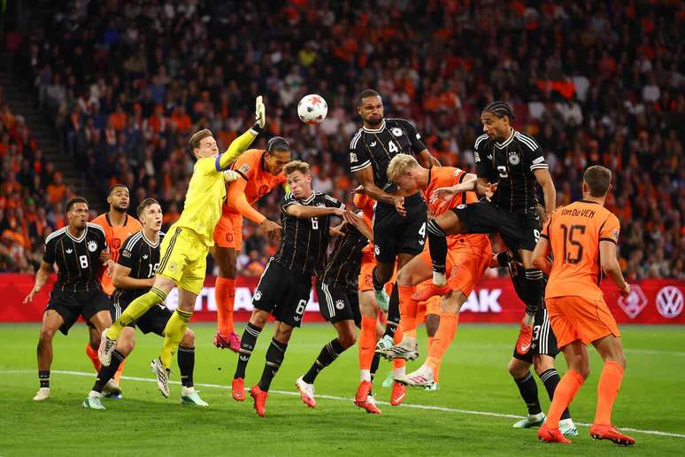 Jogadores de Holanda e Alemanha em disputa de bola na Liga das Na&ccedil;&otilde;es &ndash;