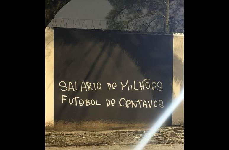 Rombo financeiro trava solu&ccedil;&otilde;es dentro e fora de campo &ndash;