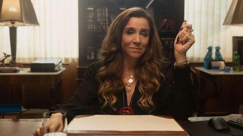 Marisa Orth em cena da s&eacute;rie da Netflix Habeas Corpus, sobre pris&otilde;es injustas, na qual a atriz interpreta uma delegada
