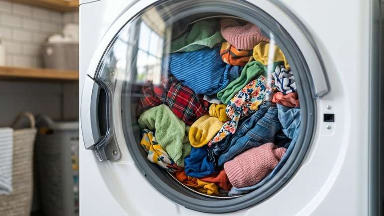Organizar os cestos de roupas evita lavagens frequentes e otimiza a gest&atilde;o da casa.