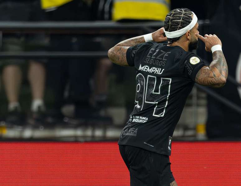 Memphis Depay fez seu primeiro gol contra o Corinthians no jogo que iniciou s&eacute;rie hist&oacute;rica em 2024 &ndash;