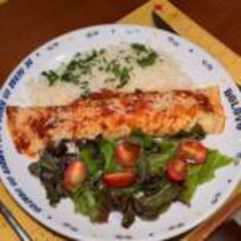 Panqueca de carne mo&iacute;da com mix de folhas (R$ 39,90)