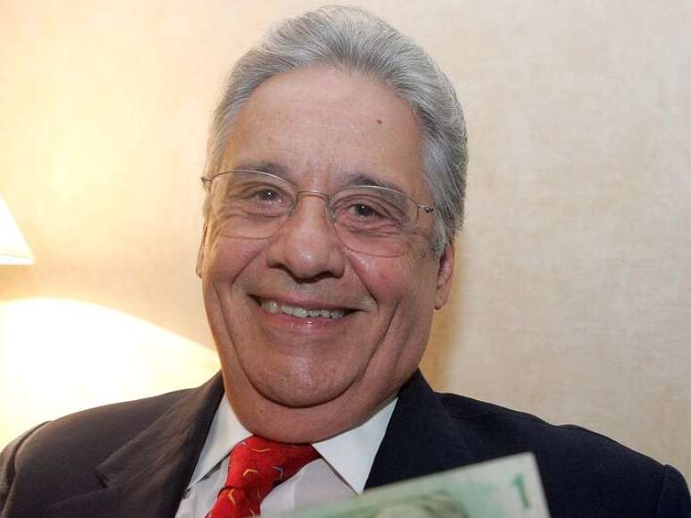 O ex-presidente do Brasil, Fernando Henrique Cardoso, segura uma nota de R$ 1 lan&ccedil;ada no Plano Real