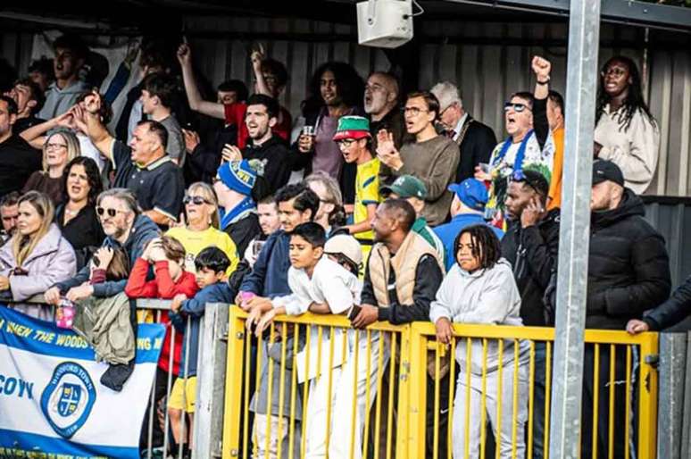 Jogo foi disputado no Ashton&rsquo;s Stadium, casa do Woodford, com capacidade para menos de 500 pessoas &ndash;