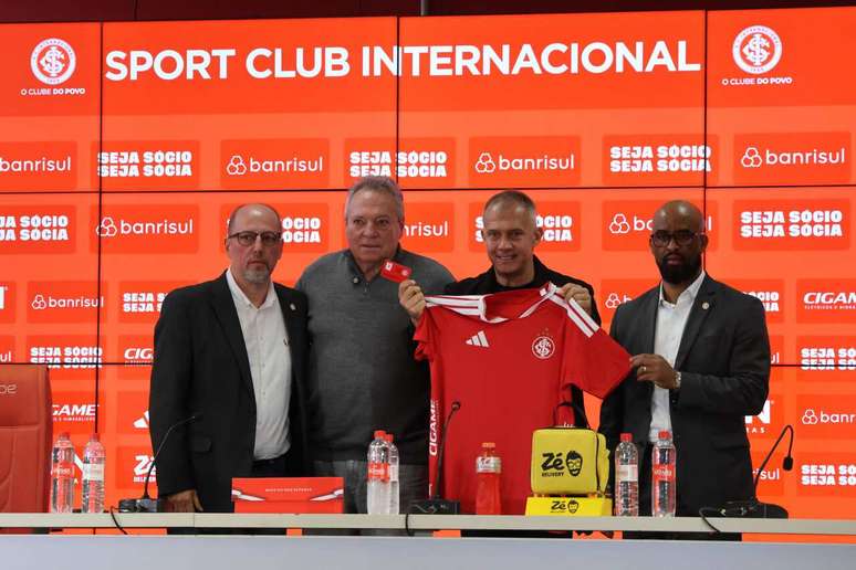 Eduardo Baptista foi apresentado por Alessandro Barcellos, Abel Braga e Fabinho Soldado &ndash;