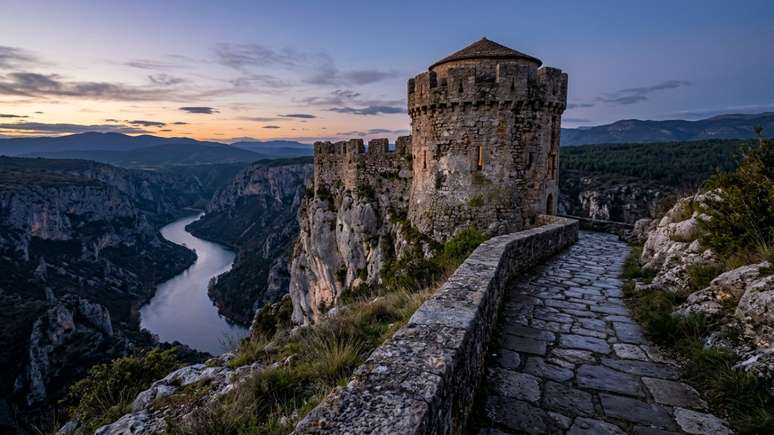 As ruas hist&oacute;ricas de Mostar misturam influ&ecirc;ncias arquitet&ocirc;nicas orientais, ocidentais e mediterr&acirc;neas ao longo do rio Neretva.