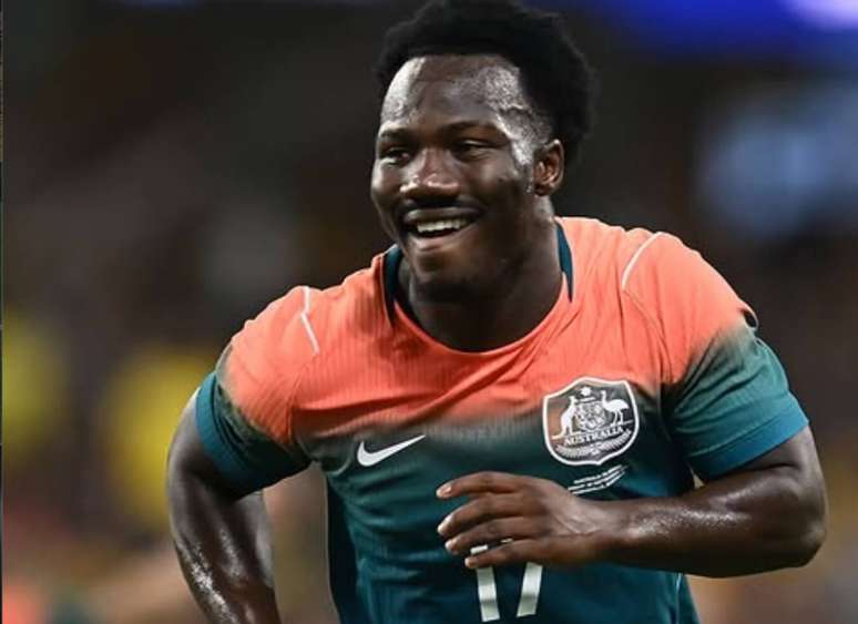 Irankunda faz belo gol de falta e corre para comemorar o gol australiano.