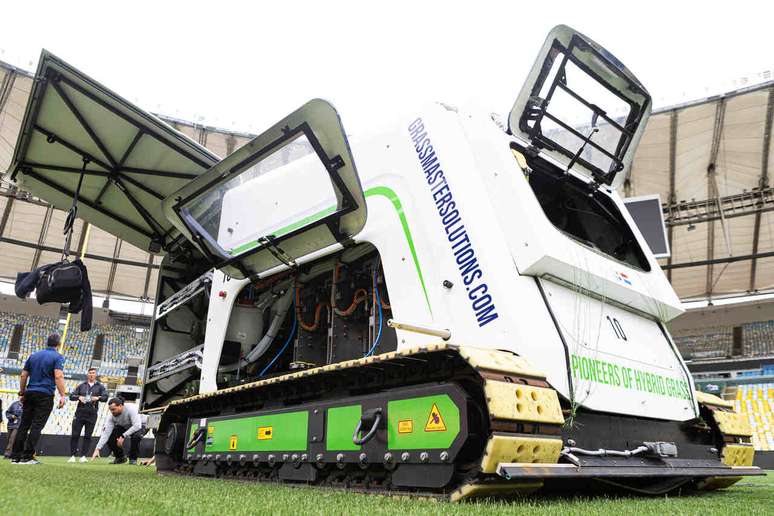 M&aacute;quina que aplica fibra sint&eacute;tica no gramado &ndash;