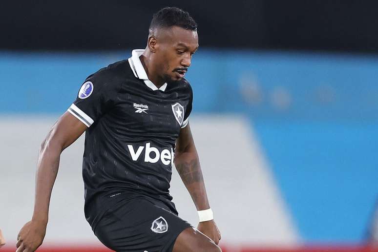 Volante Edenilson chegou ao Botafogo neste ano &ndash;