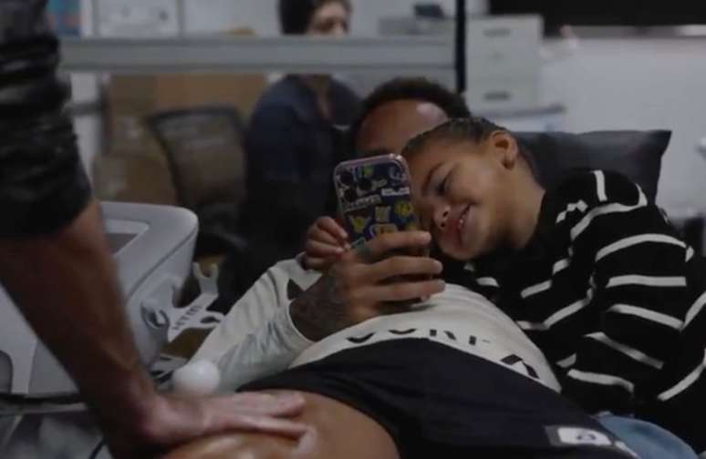 Mavie em um momento fofura ao lado do pai, Neymar &ndash;