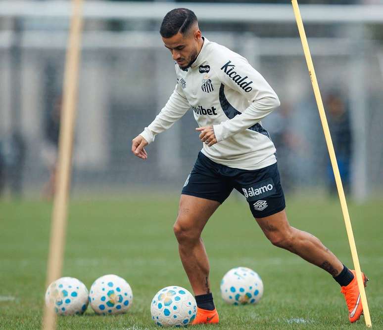 Coutinho est&aacute; perto de estreia pelo Santos &ndash;